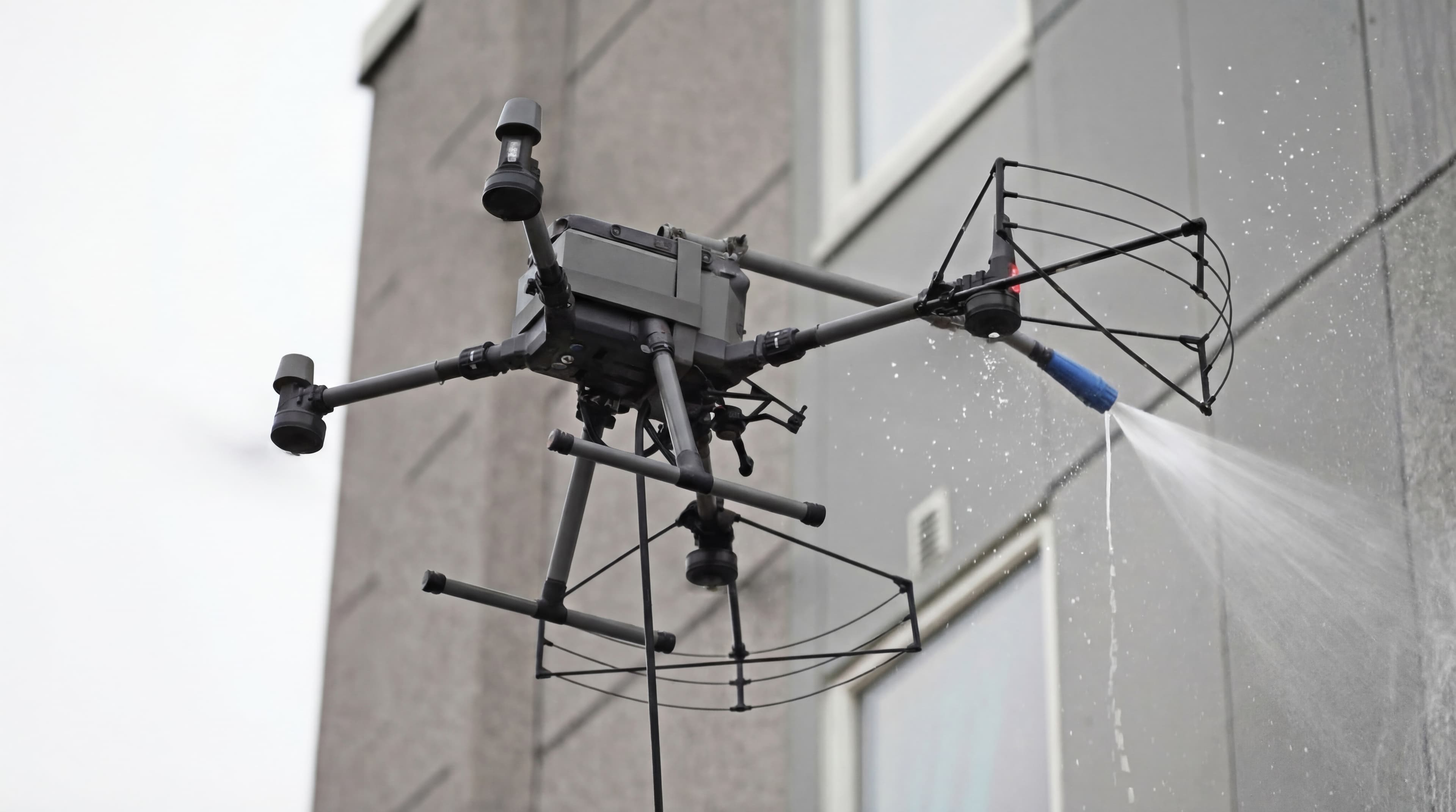 Drone som vasker bygningsfasade